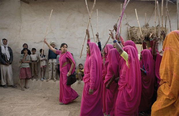 Gulabi Gang - Băng đảng màu hồng của chị em Ấn Độ chuyên đi diệt trừ yêu râu xanh, vũ phu và gia trưởng - Ảnh 3.