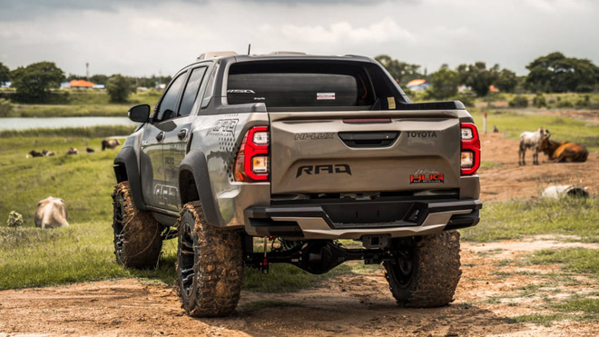 Toyota Hilux độ đầy thuyết phục, đối chọi Ford Ranger Raptor - Ảnh 4.