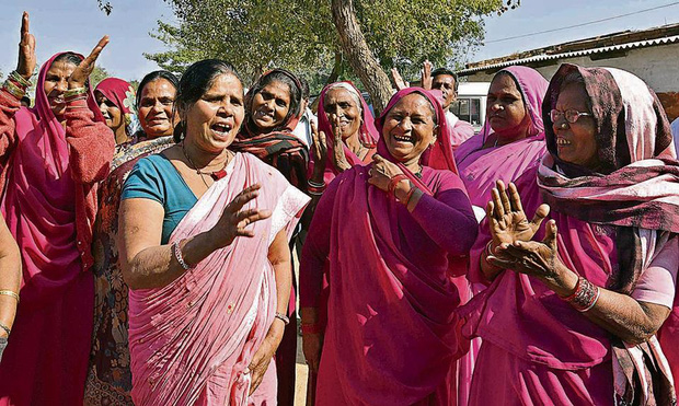 Gulabi Gang - Băng đảng màu hồng của chị em Ấn Độ chuyên đi diệt trừ yêu râu xanh, vũ phu và gia trưởng - Ảnh 6.