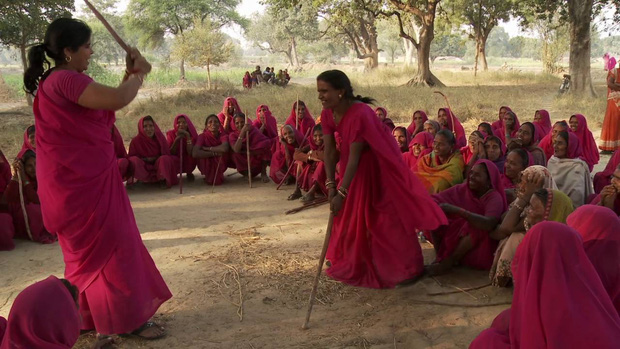 Gulabi Gang - Băng đảng màu hồng của chị em Ấn Độ chuyên đi diệt trừ yêu râu xanh, vũ phu và gia trưởng - Ảnh 7.
