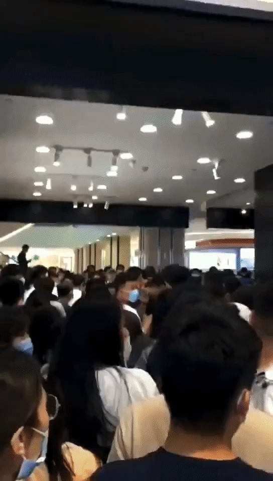 Đám đông hỗn loạn chen nhau để được xếp hàng mua iPhone 13 ở Trung Quốc. - Ảnh 2.