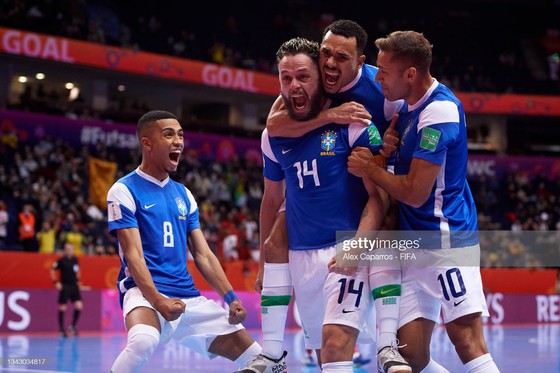 Bán kết Futsal World Cup 2021: Brazil có trả giúp sân lớn ‘món nợ’ trước Argentina? - Ảnh 1.