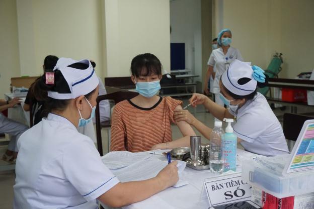 Tiêm mũi 2 vaccine COVID-19: Giải mã tin đồn về ‘bí quyết’ để không sốt, không đau - Ảnh 2.