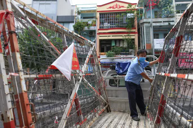 TPHCM mở lại cắt tóc, gội đầu từ mai 1/10. Cô gái bất ngờ được gọi đến BV nhận 60 triệu và kỷ vật của anh trai qua đời vì Covid-19 - Ảnh 1.