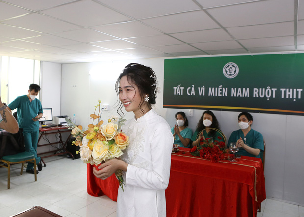 Đám cưới đặc biệt của nữ điều dưỡng tại bệnh viện dã chiến: Cô dâu chống dịch ở TP.HCM, chú rể ở Hà Nội - Ảnh 1.
