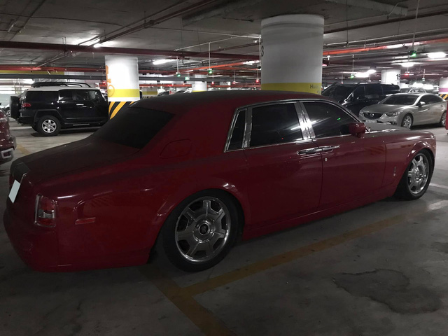 Rolls-Royce Phantom độc nhất Việt Nam nằm phủ bụi, có một chi tiết dự kiến sẽ tiêu tốn của chủ nhân số tiền khủng để sửa chữa - Ảnh 3.