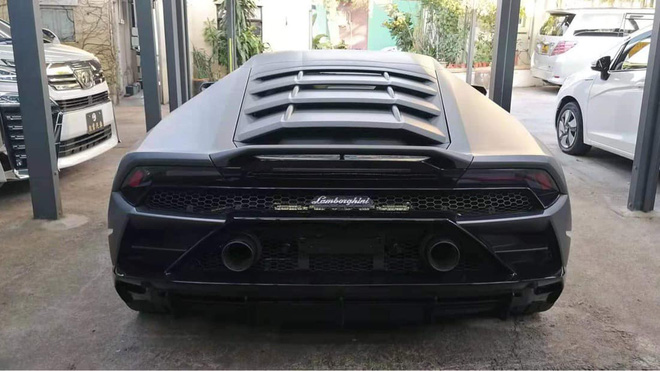 Lamborghini Huracan EVO độc nhất Việt Nam lọt thỏm giữa dàn siêu xe trăm tỷ, cách đỗ xe cũng gây chú ý - Ảnh 4.