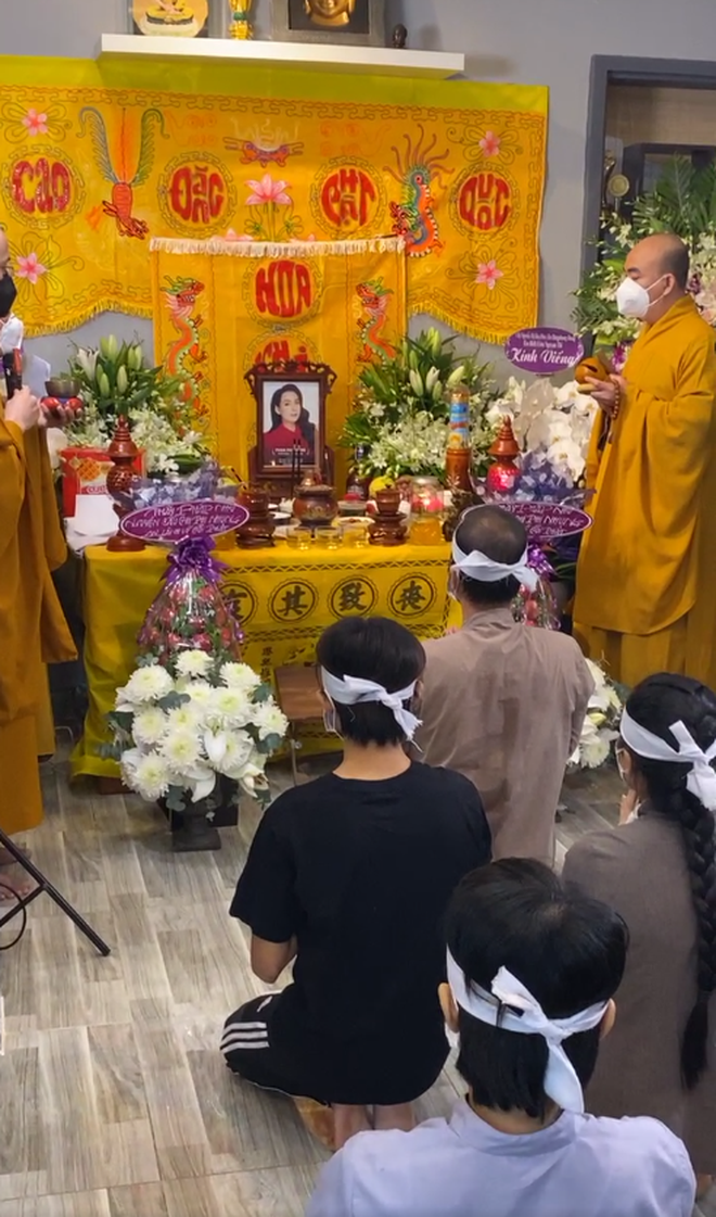 Hồ Văn Cường đeo khăn tang, lộ diện buồn bã trong tang lễ NS Phi Nhung, mẹ ruột nam ca sĩ cũng có mặt - Ảnh 4.