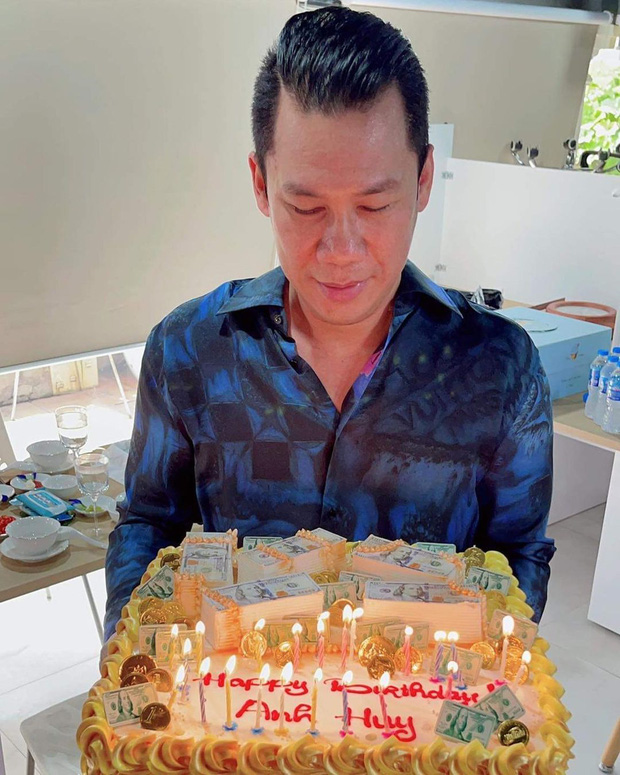 Một đại gia khét tiếng ở Việt Nam khoe quà sinh nhật mà ai cũng run rẩy, nguyên nhân đến từ chiếc bánh kem hiếm gặp - Ảnh 2.