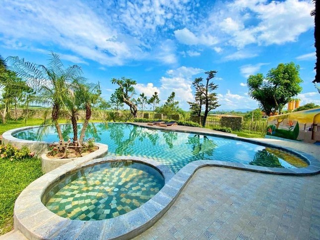  Mê mẩn với nhà mái lá có bể bơi và sân golf ở ngoại thành Hà Nội  - Ảnh 9.