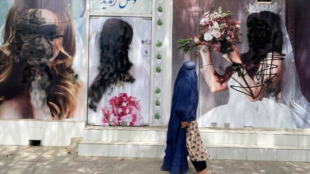 Chấm dứt rồi, chúng tôi sẽ là mục tiêu của Taliban: Lời tâm sự trong nước mắt của nữ nghệ sĩ trang điểm về tương lai tăm tối tại Afghanistan - Ảnh 1.