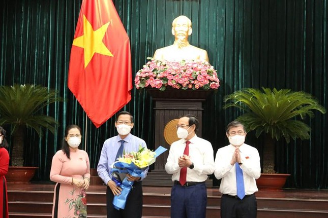 Ông Nguyễn Thành Phong bàn giao nhiệm vụ Chủ tịch TPHCM - Ảnh 1.