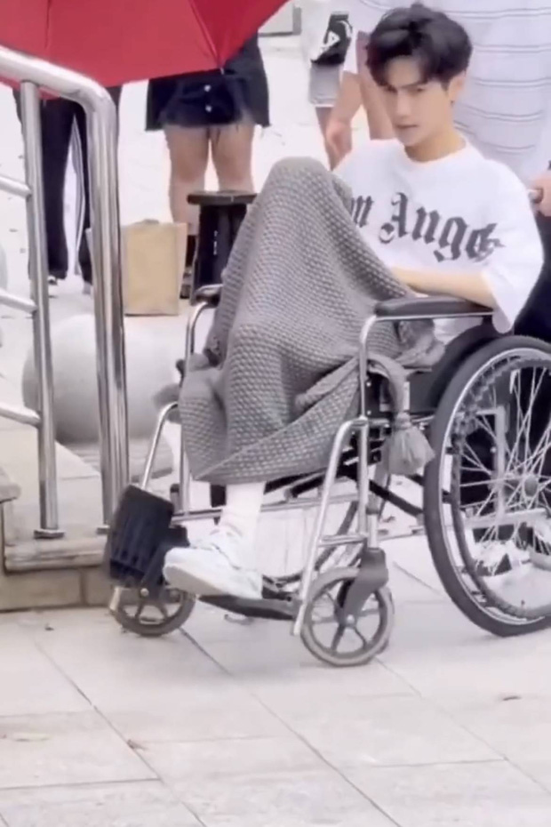 Showbiz xôn xao trước hình ảnh mỹ nam Bên Nhau Trọn Đời ngồi xe lăn, gầy rộc đến mức gây sốc vì như cụ già 80 tuổi - Ảnh 3.