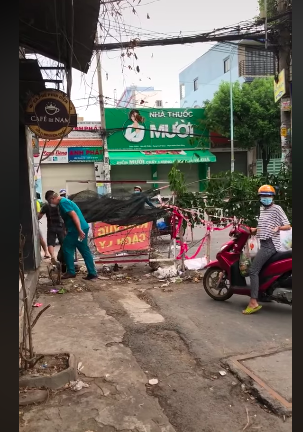 Clip người dân phá rào chắn phòng dịch ở TP.HCM để đi: Phường sẽ kiểm tra biển số xe để xử phạt - Ảnh 2.