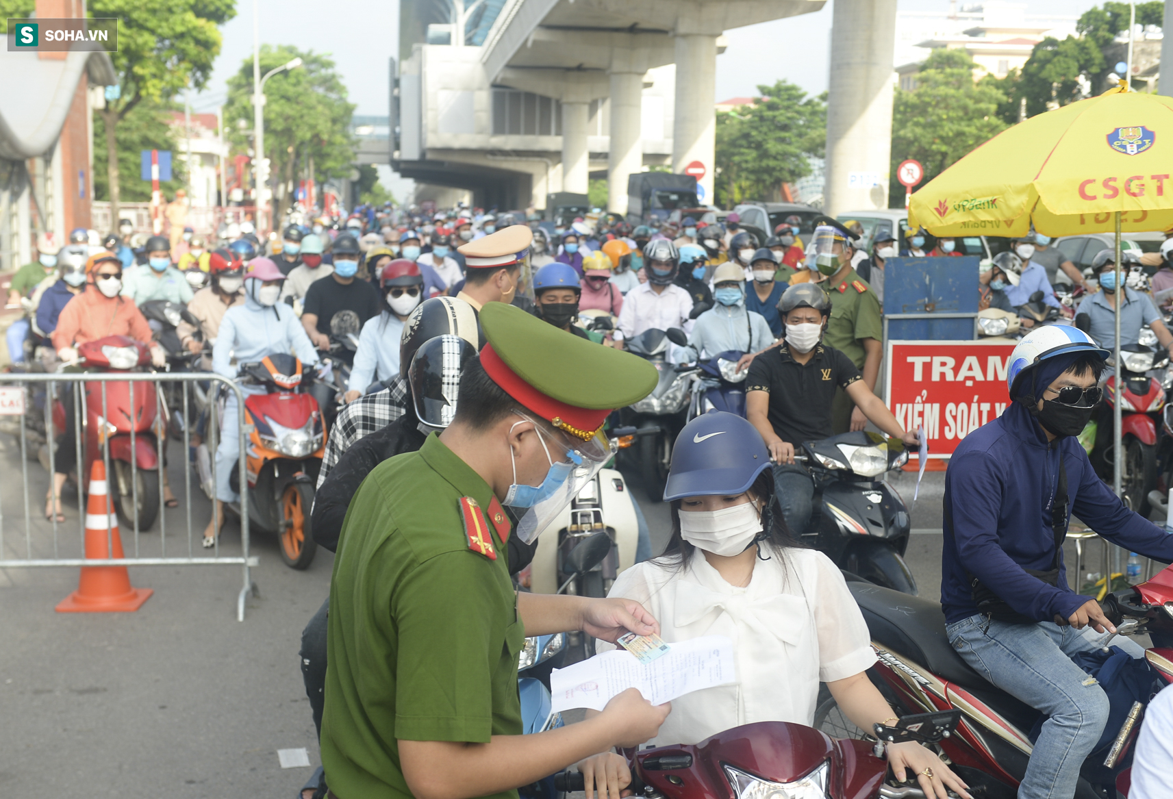 Hà Nội: Sáng đầu tuần, một chốt kiểm dịch ùn ứ nghiêm trọng - Ảnh 10.