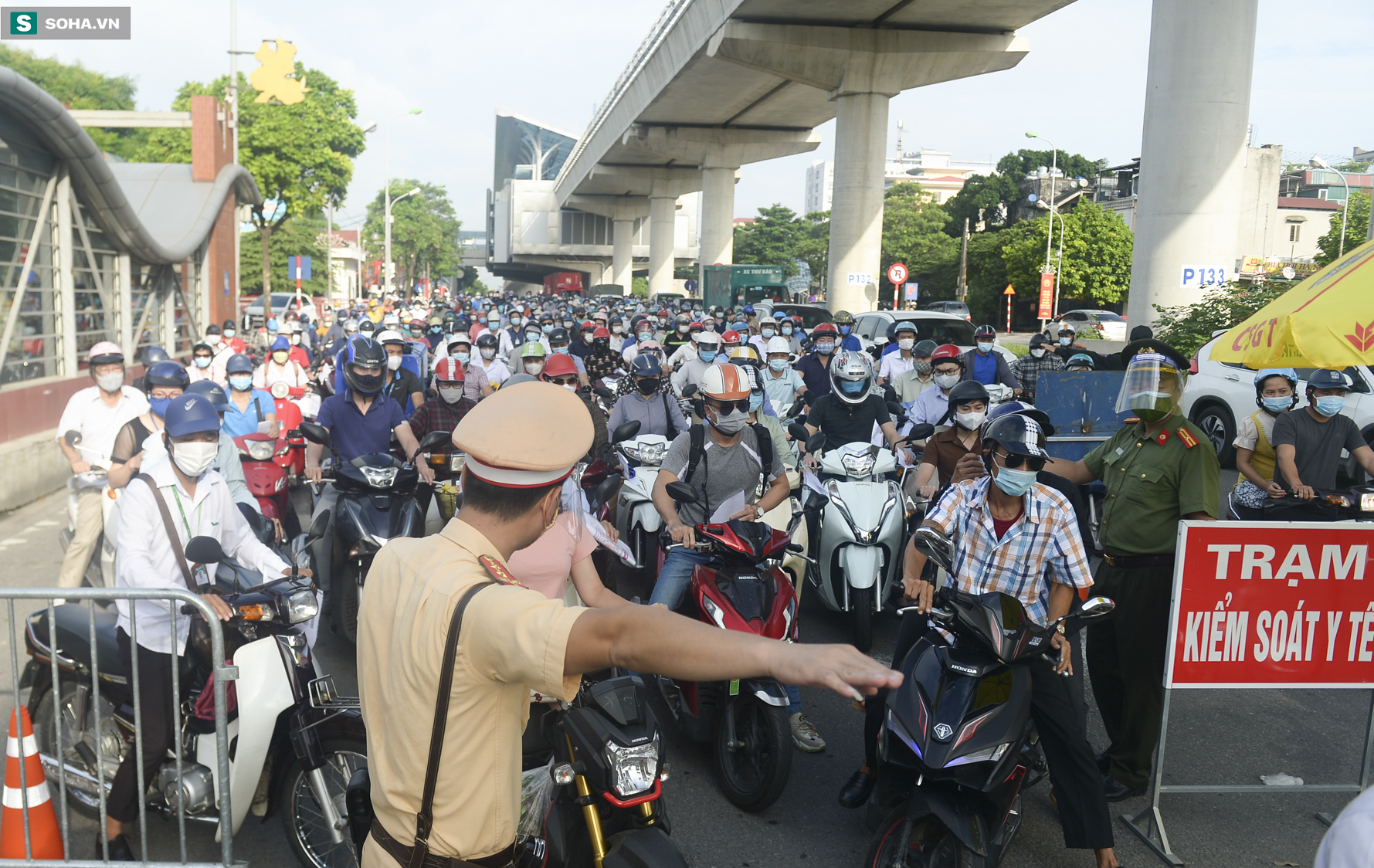 Hà Nội: Sáng đầu tuần, một chốt kiểm dịch ùn ứ nghiêm trọng - Ảnh 1.