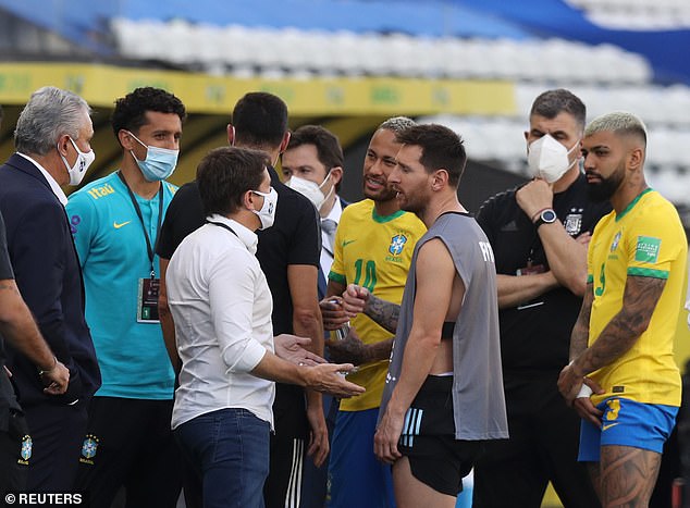 NÓNG: 4 đồng đội của Messi bị cảnh sát hỏi thăm, đại chiến Brazil vs Argentina biến thành trò hề - Ảnh 3.