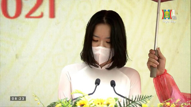 Nữ sinh đại diện phát biểu trong lễ khai giảng của Hà Nội gây bão vì quá xinh xắn, soi info càng nể vì quá giỏi - Ảnh 1.