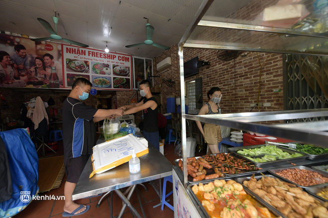 Người dân vùng xanh ở Hà Nội tất bật mở lại cửa hàng sau nhiều ngày giãn cách: Được bán trở lại, tôi vẫn còn ngỡ là mơ - Ảnh 5.