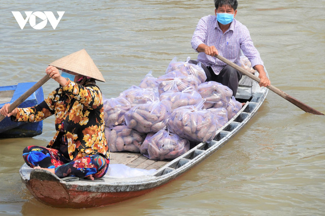 Chợ nổi Cái Răng đìu hiu mùa dịch, tàu ghe nằm dài chờ đợi - Ảnh 6.