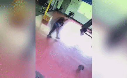 Người đàn ông chạy trốn khỏi phòng gym vì bị "ma ám", nhân viên khi xem lại video cũng lạnh hết sống lưng