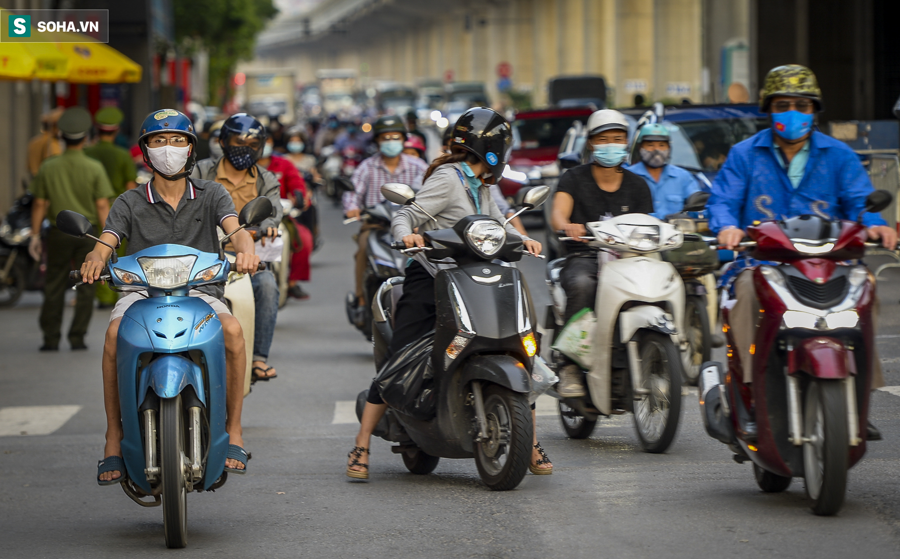 Ảnh: Đường phố Hà Nội vẫn đông trước ngày siết chặt giấy đi đường mới có mã QR - Ảnh 11.