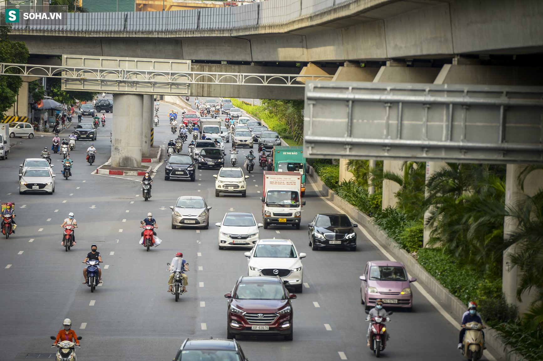 Ảnh: Đường phố Hà Nội vẫn đông trước ngày siết chặt giấy đi đường mới có mã QR - Ảnh 5.