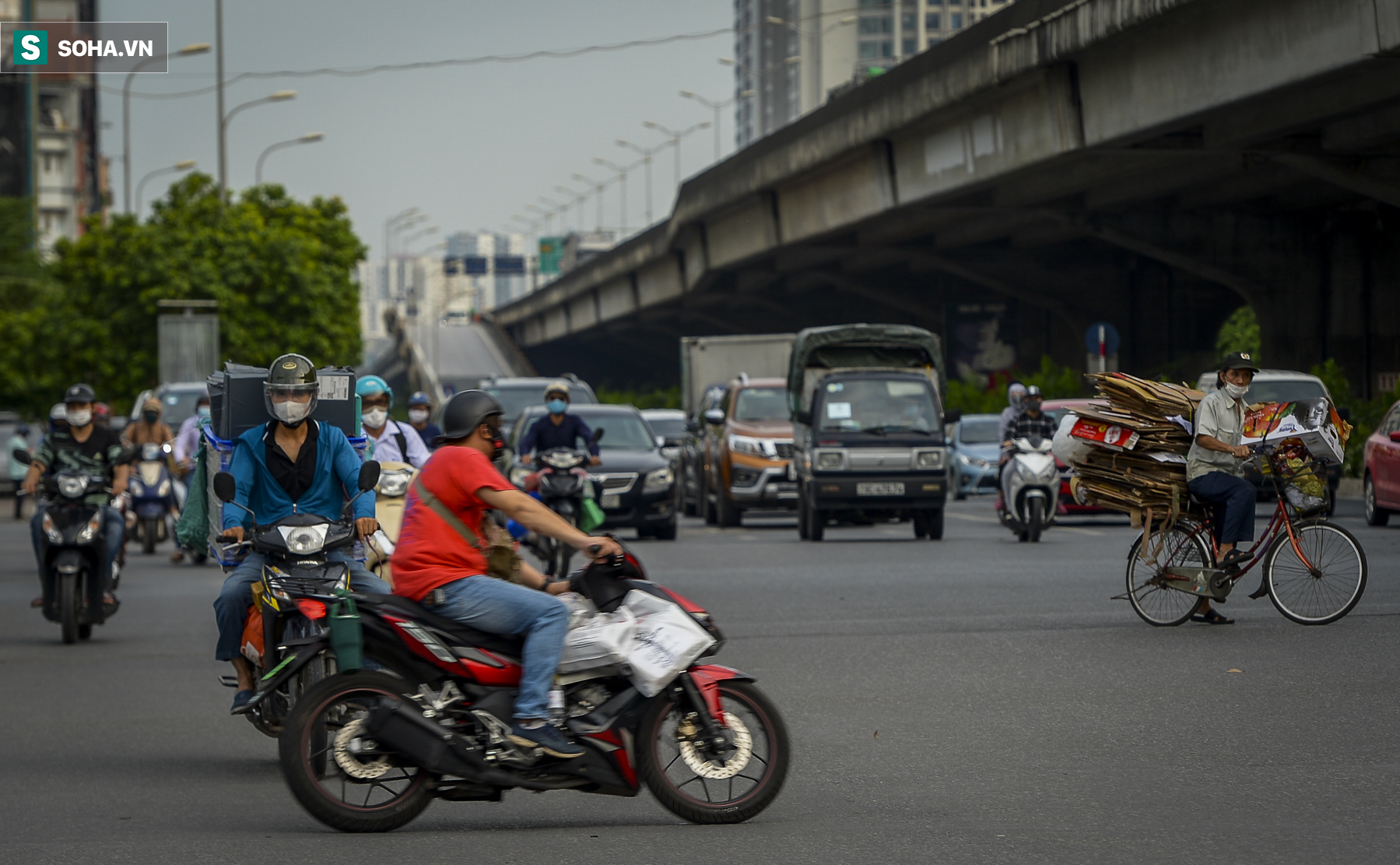 Ảnh: Đường phố Hà Nội vẫn đông trước ngày siết chặt giấy đi đường mới có mã QR - Ảnh 7.