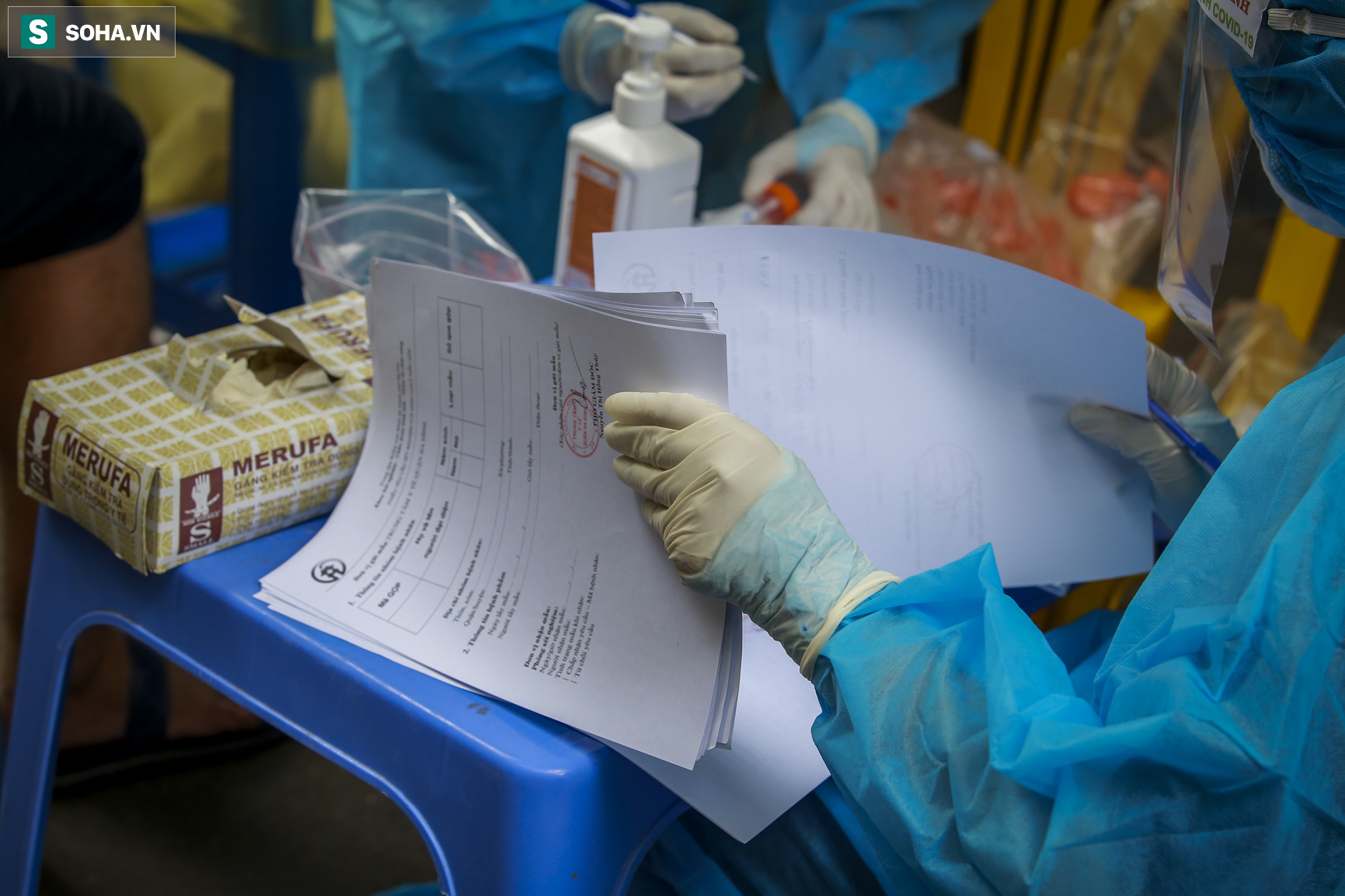Hà Nội: Phát hiện 4 người trong gia đình dương tính SARS-CoV-2, khẩn trương lấy mẫu xét nghiệm cho 500 người - Ảnh 7.