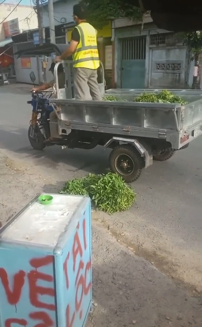 Người phụ nữ chê rau cứu trợ là đồ cho heo ăn khiến dân mạng tranh cãi nảy lửa: Cách cho chưa đúng hay lòng tự ái quá cao? - Ảnh 2.