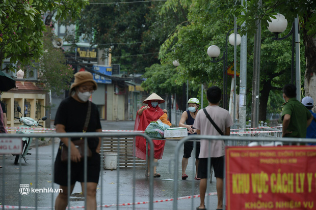 Hà Nội: Người thân đội mưa tầm tã tiếp tế cho khu phong toả hơn 1.200 dân chợ Đại Từ - Ảnh 1.