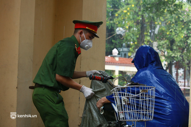 Hà Nội: Người thân đội mưa tầm tã tiếp tế cho khu phong toả hơn 1.200 dân chợ Đại Từ - Ảnh 2.