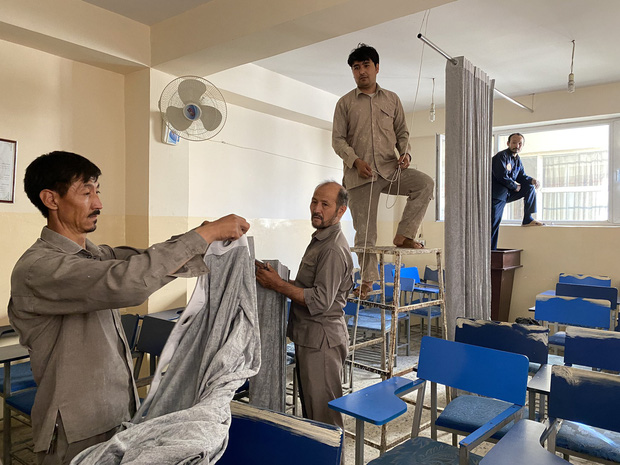 Lớp học tại Afghanistan lúc này: Rèm lớn chia đôi giảng đường, nữ sinh không được đi cửa chính, nam nữ không được phép ngồi gần - Ảnh 1.