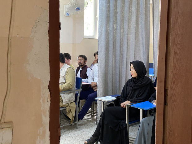 Lớp học tại Afghanistan lúc này: Rèm lớn chia đôi giảng đường, nữ sinh không được đi cửa chính, nam nữ không được phép ngồi gần - Ảnh 3.