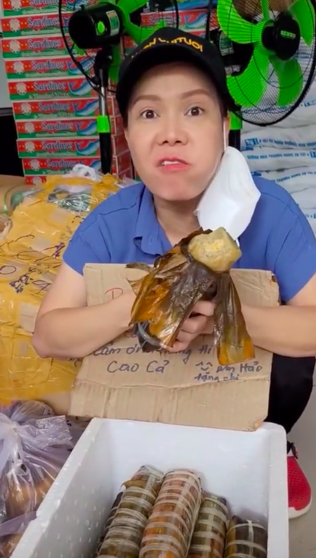 Fan tặng Việt Hương nguyên thùng bánh tét nhưng đọc lời nhắn trên tấm biển đính kèm mới khiến netizen bật cười - Ảnh 4.