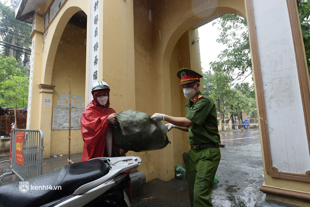 Hà Nội: Người thân đội mưa tầm tã tiếp tế cho khu phong toả hơn 1.200 dân chợ Đại Từ - Ảnh 4.