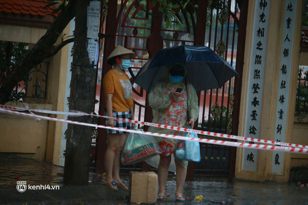Hà Nội: Người thân đội mưa tầm tã tiếp tế cho khu phong toả hơn 1.200 dân chợ Đại Từ - Ảnh 6.