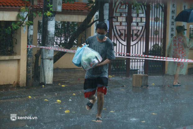 Hà Nội: Người thân đội mưa tầm tã tiếp tế cho khu phong toả hơn 1.200 dân chợ Đại Từ - Ảnh 8.