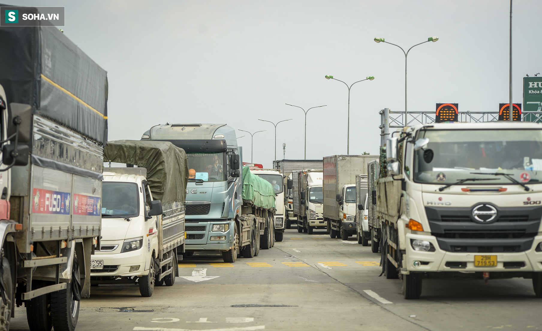 Hà Nội: Hàng xe nối đuôi nhau kéo dài hơn 1 km chờ qua chốt buộc CSGT phải xả trạm - Ảnh 7. Hà Nội: Hàng xe nối đuôi nhau kéo dài hơn 1 km chờ qua chốt buộc CSGT phải xả trạm - Ảnh 7.