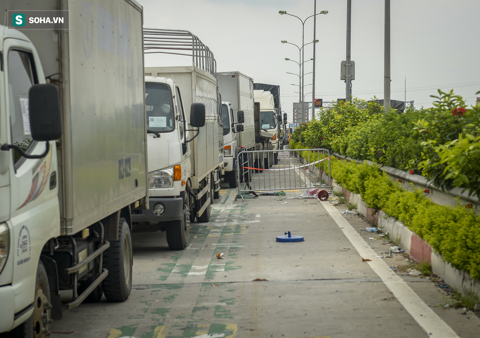 Hà Nội: Hàng xe nối đuôi nhau kéo dài hơn 1 km chờ qua chốt buộc CSGT phải xả trạm - Ảnh 9.