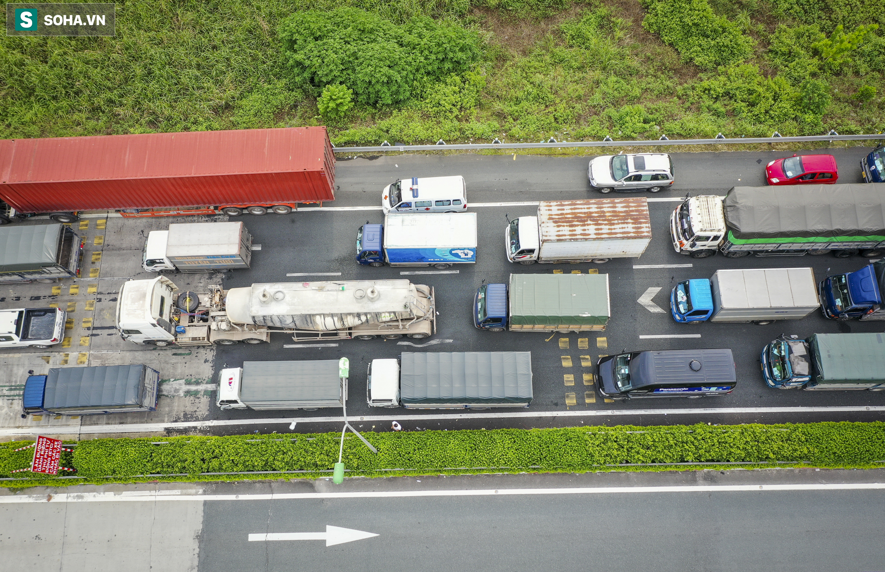 Hà Nội: Hàng xe nối đuôi nhau kéo dài hơn 1 km chờ qua chốt buộc CSGT phải xả trạm - Ảnh 2. Hà Nội: Hàng xe nối đuôi nhau kéo dài hơn 1 km chờ qua chốt buộc CSGT phải xả trạm - Ảnh 2.