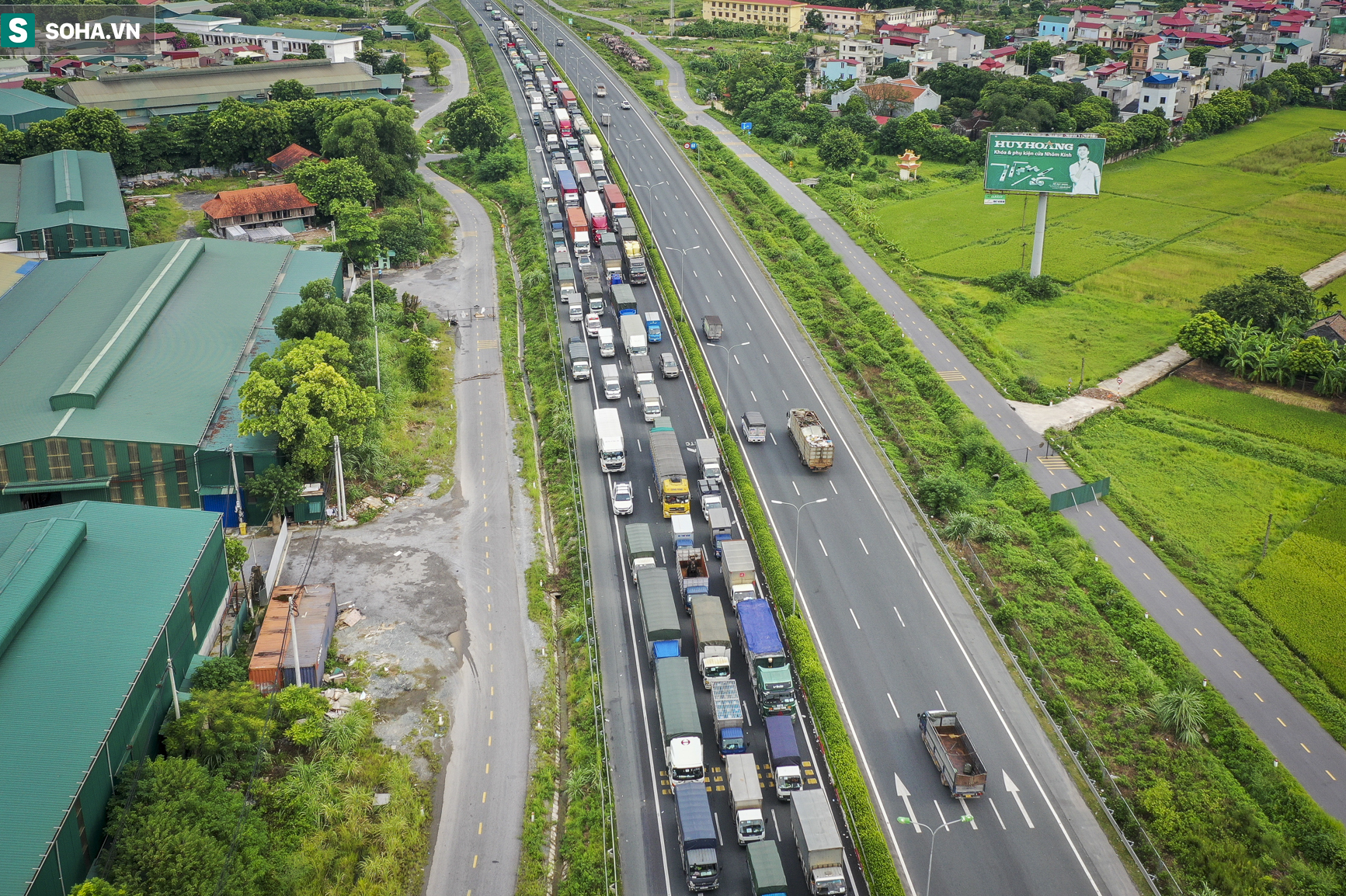 Hà Nội: Hàng xe nối đuôi nhau kéo dài hơn 1 km chờ qua chốt buộc CSGT phải xả trạm - Ảnh 1.