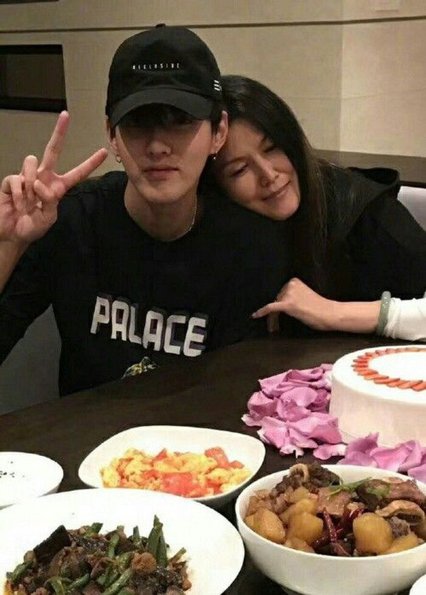 Mẹ Ngô Diệc Phàm chính thức bị cảnh sát bắt giữ, tội trạng thực sự được tiết lộ? - Ảnh 1. Mẹ Ngô Diệc Phàm chính thức bị cảnh sát bắt giữ, tội trạng thực sự được tiết lộ? - Ảnh 1.