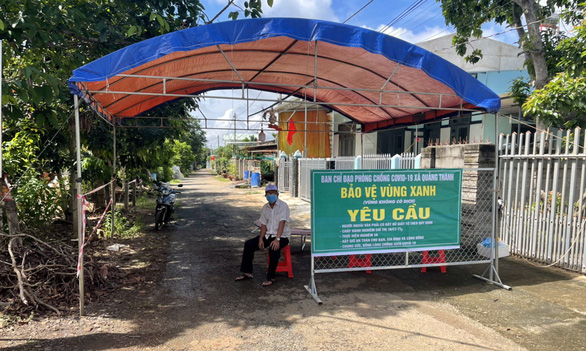 Vụ phát 15kg gạo nhưng phải ký nhận 1,5 triệu đồng ở TP. HCM: Công an đến giải thích và người dân đã hiểu ra vấn đề - Ảnh 1. Vụ phát 15kg gạo nhưng phải ký nhận 1,5 triệu đồng ở TP. HCM: Công an đến giải thích và người dân đã hiểu ra vấn đề - Ảnh 1.