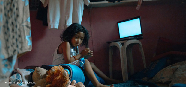 Xin mẹ hãy cứ ở trong tù: Bi kịch của những đứa trẻ bị chính cha mẹ đẩy vào con đường lạm dụng tình dục online - Ảnh 2.