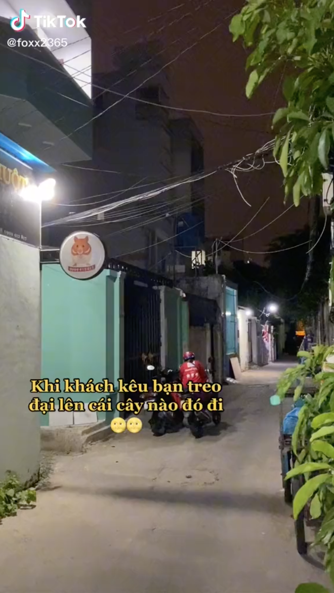 Shipper được dặn treo h&agrave;ng l&ecirc;n c&aacute;i c&acirc;y n&agrave;o đi v&agrave; c&aacute;ch xử l&yacute; khiến d&acirc;n mạng chưng hửng thốt l&ecirc;n: Rồi t&igrave;m tới năm sau hả? - Ảnh 2.