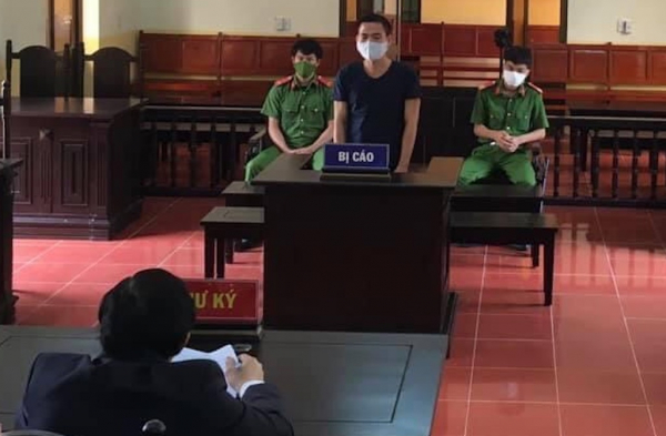 Lĩnh 15 th&aacute;ng t&ugrave; v&igrave; đ&aacute;nh tổ kiểm so&aacute;t chống dịch COVID-19 - Ảnh 1.