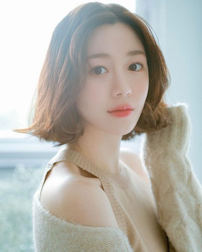 Đây là tình trạng quan hệ của Lee Seung Gi và con gái Mama Chuê Lee Da In sau 4 tháng bị khui hẹn hò - Ảnh 1. Đây là tình trạng quan hệ của Lee Seung Gi và con gái Mama Chuê Lee Da In sau 4 tháng bị khui hẹn hò - Ảnh 1.