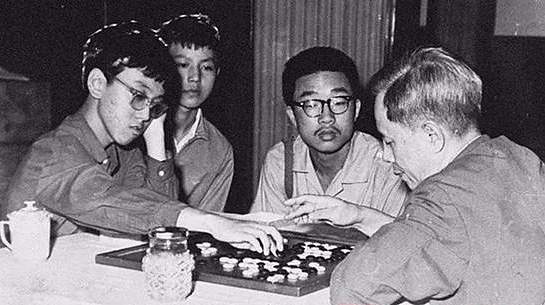 Bi kịch trong lò đào tạo thiên tài ở Trung Quốc: Từ cậu bé đệ nhất thần đồng, 10 tuổi đỗ ĐH, 17 tuổi làm giảng viên đến kẻ mất phương hướng, sớm tìm lối thoát nơi cửa Phật - Ảnh 2.