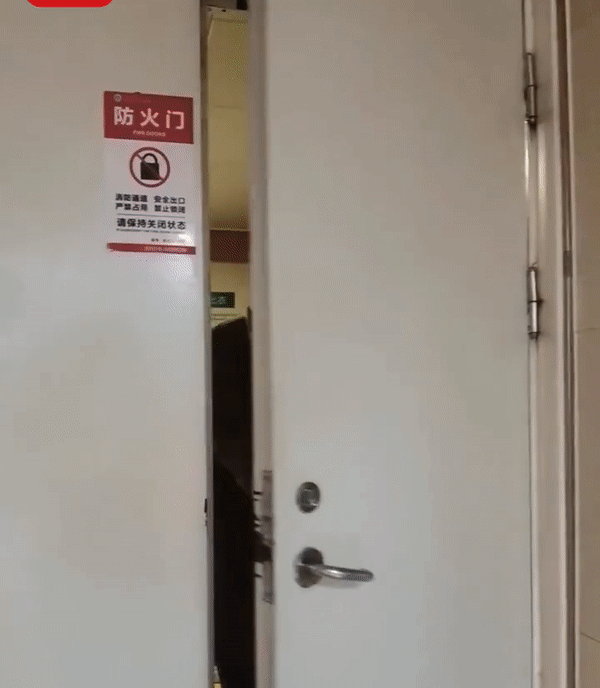 Chồng hồi hộp đợi vợ trước phòng sinh, sững sờ không nói nên lời khi cánh cửa bật mở - Ảnh 2.